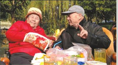 結(jié)婚60年，梁玉芹婆婆和王再功爺爺恩愛(ài)如初。