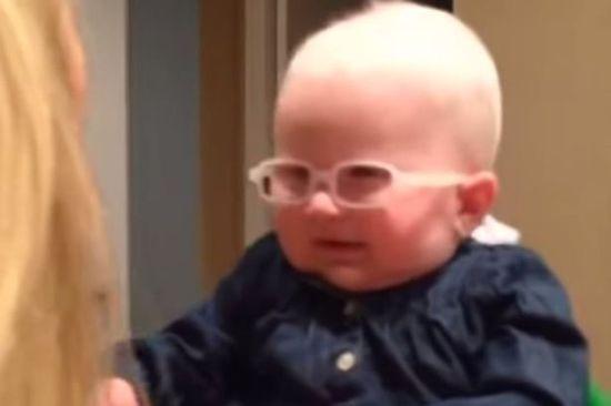 英國(guó)白化病兒童透過(guò)特制鏡片首次見(jiàn)親媽。