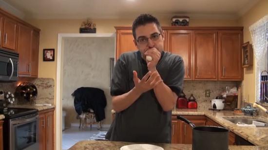 這名男子用手捏緊雞蛋，從窄口一吹，便能輕易把雞蛋吹出，而且不帶任何碎片。