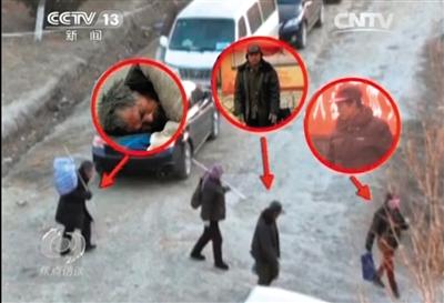 乞討完畢后，各有分工的乞討者們聚在一起，結(jié)伙回到居住地。央視截圖