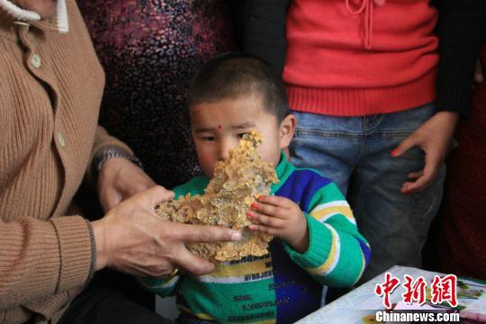 新疆青河縣一牧民上周意外撿到重7.85公斤公斤左右的一塊狗頭黃金，這塊黃金酷似中國(guó)地圖。