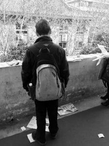 “娃在湖南上大學(xué)，馬上就要畢業(yè)了，所以我經(jīng)常在網(wǎng)上瀏覽咸陽、西安的招聘信息，想讓他畢業(yè)后留在我和他媽身邊……”3月14日，秦都區(qū)人才交流中心在區(qū)政府二樓舉辦招聘會，一名50多歲的“求職者”吸引了不少人的目光。據(jù)悉，此次招聘會共有市內(nèi)外112家企業(yè)參加，提供就業(yè)崗位3200個。