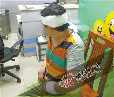 昨日，受傷的游客譚先生在醫(yī)院接受治療。