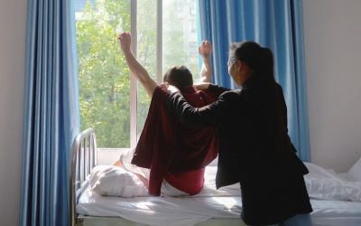 出院前，窗外透進(jìn)一道陽(yáng)光，打在他的身上。