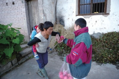 看到他遞來(lái)蘋(píng)果，村人尷尬地笑笑，婉拒了。