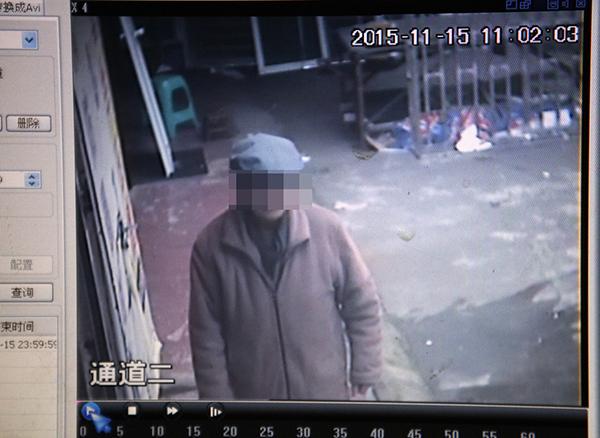 2015年11月17日，鄰居家的監(jiān)控在事發(fā)當(dāng)天拍到老人生前遺像。澎湃新聞?dòng)浾?雍凱 圖
