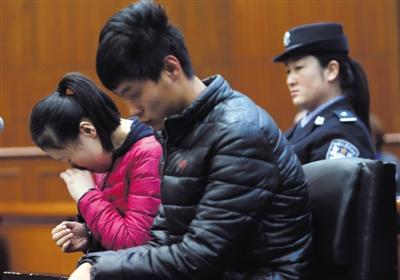 昨日，因殺死自己的親生兒子，被告人王某受審，其男友喬某則因涉嫌幫助毀滅證據(jù)罪受審。