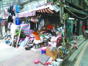 工作人員清理前，阿姨家周?chē)缟健? complete=