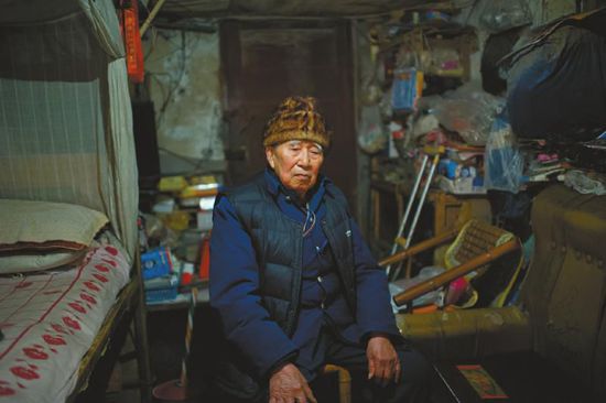 1月14日，成都五塊石車(chē)站附近，廖弟友在家接受記者采訪。