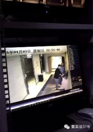 一女子在酒店被陌生男子拖拽。    視頻截圖