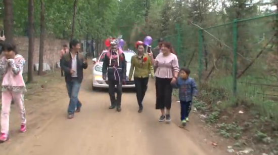 新郎父母扮毛驢拉跑車迎娶新娘 群眾圍觀取樂(lè)