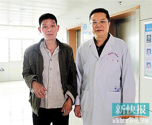 黃式水與增城區(qū)人民醫(yī)院醫(yī)生合影。 通訊員供圖