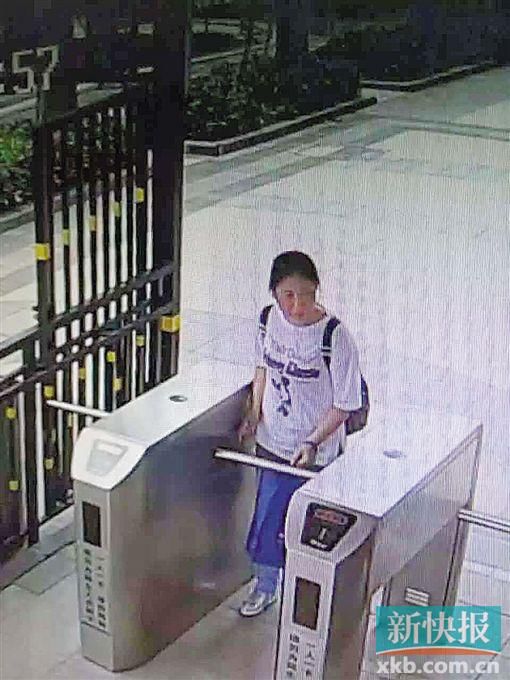 小區(qū)監(jiān)控拍到,保姆“李晴”于14日下午1時55分背著官女士的背包離開。均為當(dāng)事人供圖