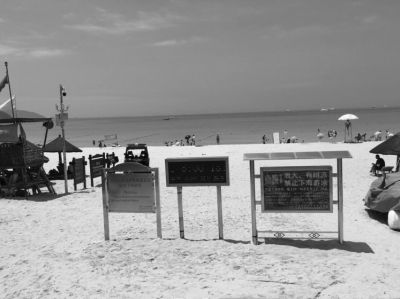 17日，事發(fā)海灘上警示標(biāo)志林立。