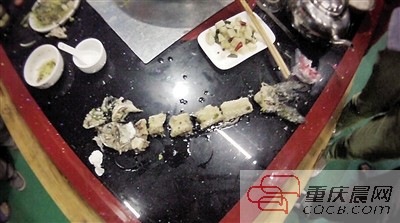 拼出魚骨，推斷魚沒有3斤8兩。 本報記者 平索茜 攝