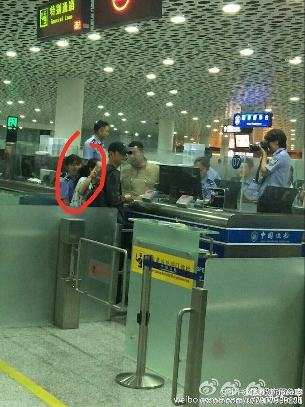 網(wǎng)友在得知此事后，紛紛炮轟上傳照片的人，認為該舉動嚴重侵犯了一人的隱私，涉嫌犯罪