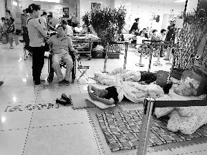 協(xié)和醫(yī)院門外商販出租的床，12小時(shí)500元。