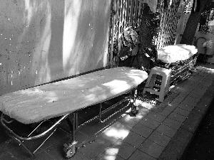 天壇醫(yī)院外商販出租的床，一天350元。汪慧賢/攝