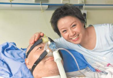 一年多來，楊曉華陪伴著臥病在床的男友，一日三餐悉心照料，毫無怨言。