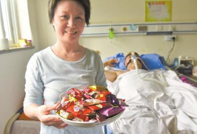 下周三兩人有望拿到結(jié)婚證，21日，喜氣洋洋的楊曉華已經(jīng)準(zhǔn)備好了喜糖。