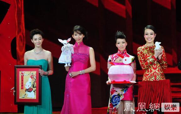 一直覺(jué)得長(zhǎng)得奇怪的景甜，跟劉天仙的合影，竟然還不錯(cuò)。