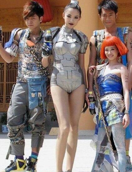 在張梓琳面前，章子怡的胸才到人家腰線的位置……