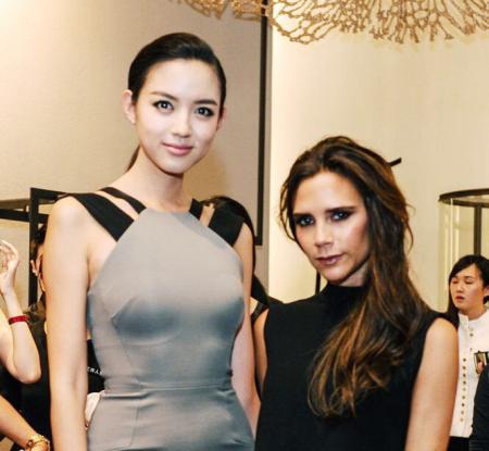 你說(shuō)那是因?yàn)樨惿┨?？那我們換個(gè)人看看？