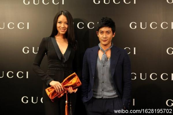 最右竟然是何韻詩(shī)，信號(hào)滿(mǎn)格……