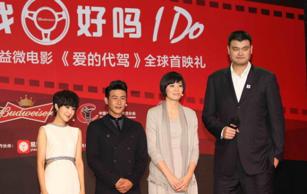 易建聯(lián)與姚明的合影本來(lái)好好的，丁俊暉一出現(xiàn)，立馬變“深V”，心疼小暉一秒