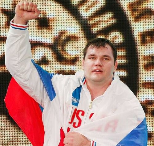 圖為2015年11月28日，阿列克謝·洛夫切夫在2015舉重世錦賽男子105公斤級(jí)頒獎(jiǎng)儀式上慶祝。