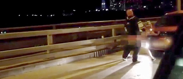 當(dāng)過往司機(jī)發(fā)現(xiàn)這對(duì)夫婦在立交橋上的奧迪汽車引擎蓋上“嘿咻”時(shí)，許多人靠邊停車觀看。（視頻截圖）