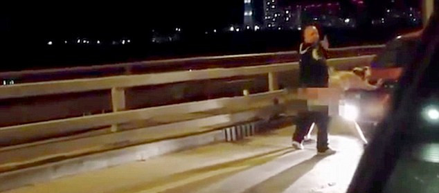 許多人拍攝到這對(duì)夫婦在引擎罩上“表達(dá)愛意”的方式，而男子甚至轉(zhuǎn)過頭來看鏡頭。（視頻截圖）