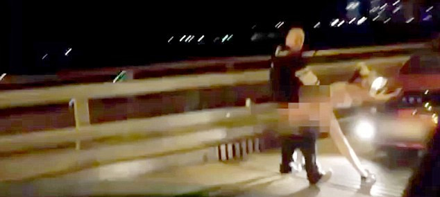 盡管許多人圍觀，但這對(duì)夫婦似乎對(duì)于露天表演毫不在意。（視頻截圖）