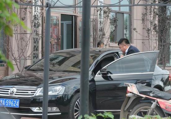 程海濤局長駕駛的假牌車，停在縣低保局門前