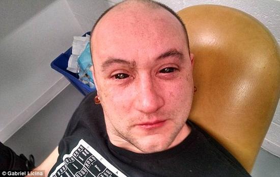 一支來自加州的研究團(tuán)隊(duì)研發(fā)了一種能使人類擁有夜視能力的藥水。該溶液由二氫卟吩e6與胰島素和生理鹽水混合而成。在往實(shí)驗(yàn)對(duì)象加西亞?里西納眼中滴入少量溶液之后，他的眼睛先是呈現(xiàn)全黑色，但在藥水被吸收之后即恢復(fù)正常。