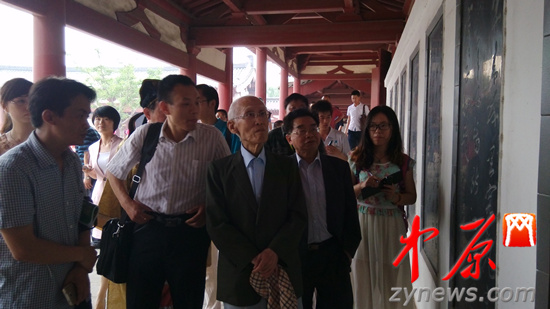 余光中、汪國真做客杜甫故里 共話詩圣家國情懷