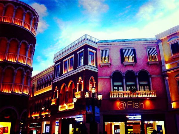 不要溫和地走進(jìn)那個良夜 因?yàn)橐固溃? width=