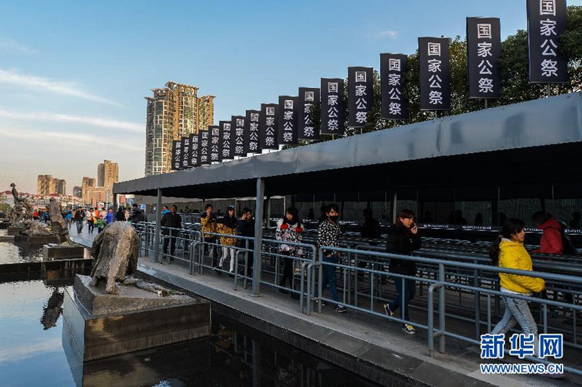 12月14日,觀眾排隊(duì)進(jìn)入侵華日軍南京大屠殺遇難同胞紀(jì)念館參觀。新華社記者 沈鵬 攝