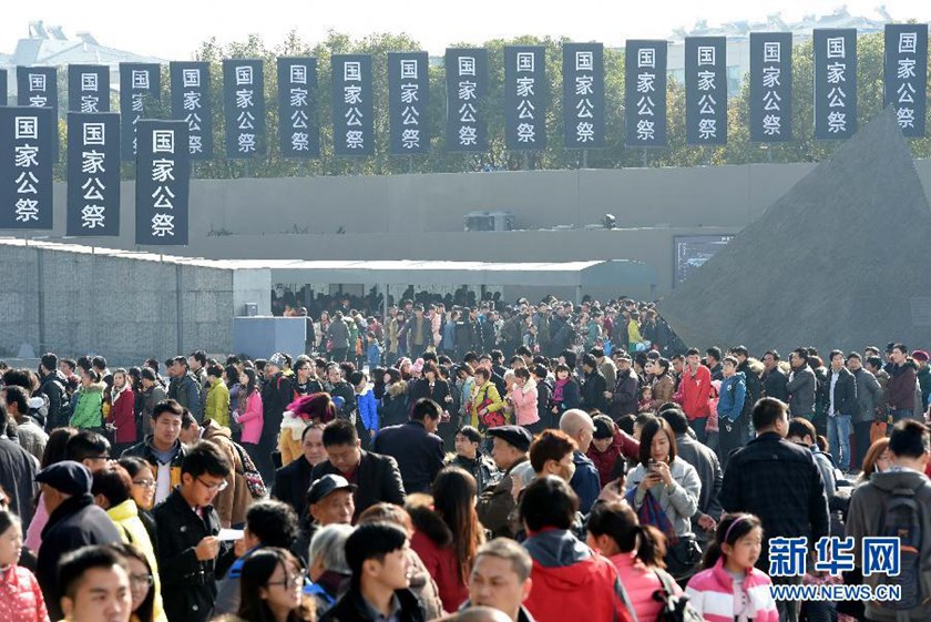 12月14日,參觀者在南京大屠殺遇難同胞紀(jì)念館參觀。　　新華社記者孫參攝