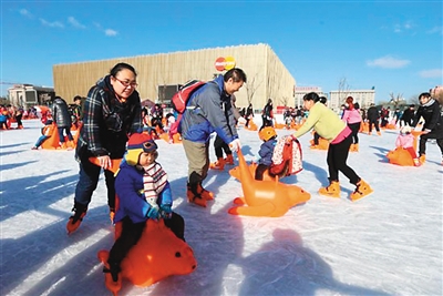 游客體驗(yàn)五棵松冰世界體育樂園。