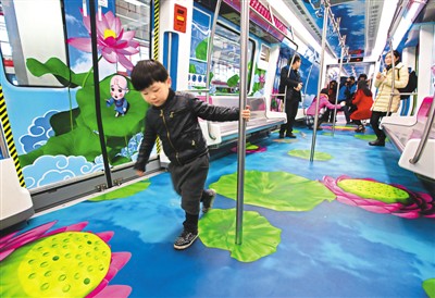 圖為試乘乘客流連忘返。