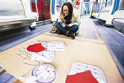 圖為試乘乘客流連忘返。