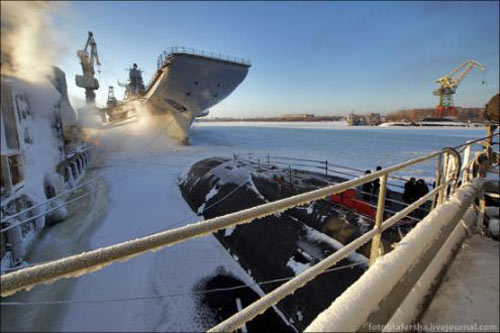 資料圖：2011年冬天正在進(jìn)行最后改裝的戈?duì)柺部品蛱?hào)航母。