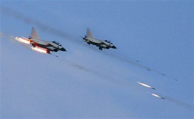 戰(zhàn)機(jī)對(duì)地攻擊。劉應(yīng)華攝