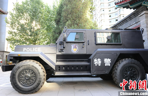 　　國產(chǎn)輕型聯(lián)合越野戰(zhàn)車側(cè)面照。張龍云攝