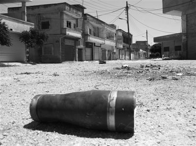 　11日，霍姆斯，政府軍和反對(duì)派武裝沖突過后留下一個(gè)彈殼。