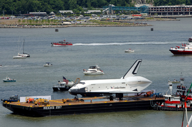 　“企業(yè)”號航天飛機(jī)被運(yùn)往“無畏”號航空母艦（資料圖）