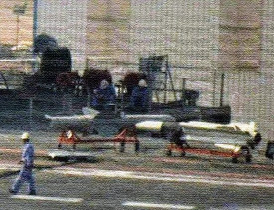 日前網(wǎng)絡(luò)上出現(xiàn)瓦良格號向甲板上吊裝艦載機用的導(dǎo)彈武器實體模型的照片