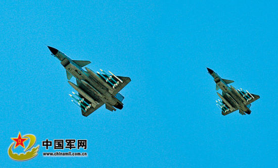 戰(zhàn)機(jī)升空開展對(duì)抗訓(xùn)練。肖燕錦攝