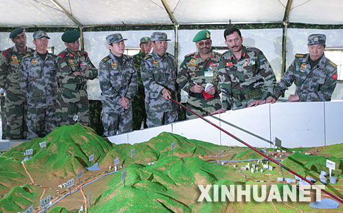資料圖：2007年12月23日，中印陸軍聯(lián)合軍演中印參訓指導組成員在進行訓練磋商